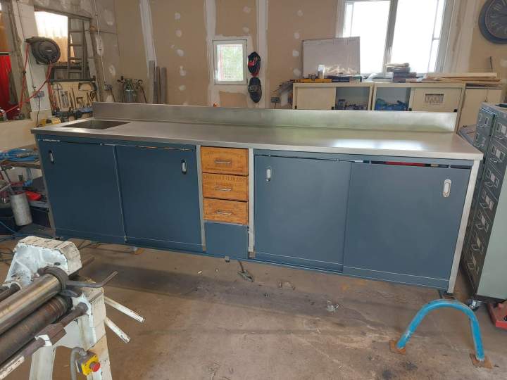 Quels sont les avantages de l’inox pour la fabrication de plans de travail par rapport à d'autres matériaux comme le bois, le quartz ou le granit ? Toulouse